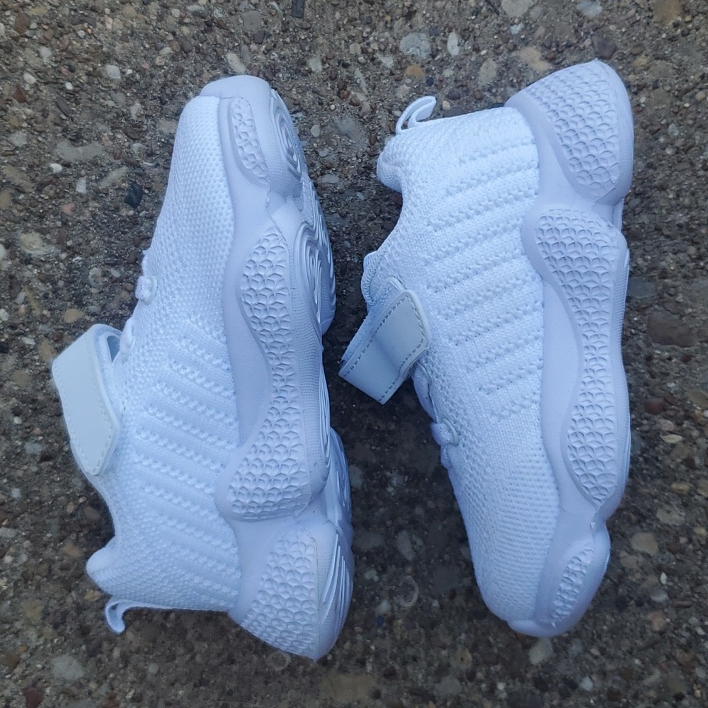 Santiro All White Baby Sneakers Athletic 24 8 One Strap Elastic Laces